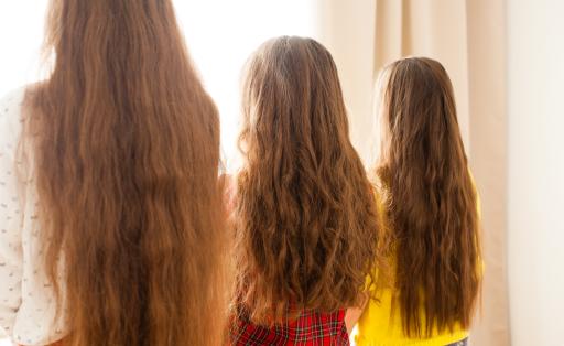 3 meiden met lang haar, van de rug gezien
